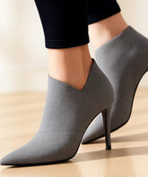 Comprar bota feminina cano curto com salto fino cinza e bico elegante para looks urbanos sofisticados em promoção DAFITI